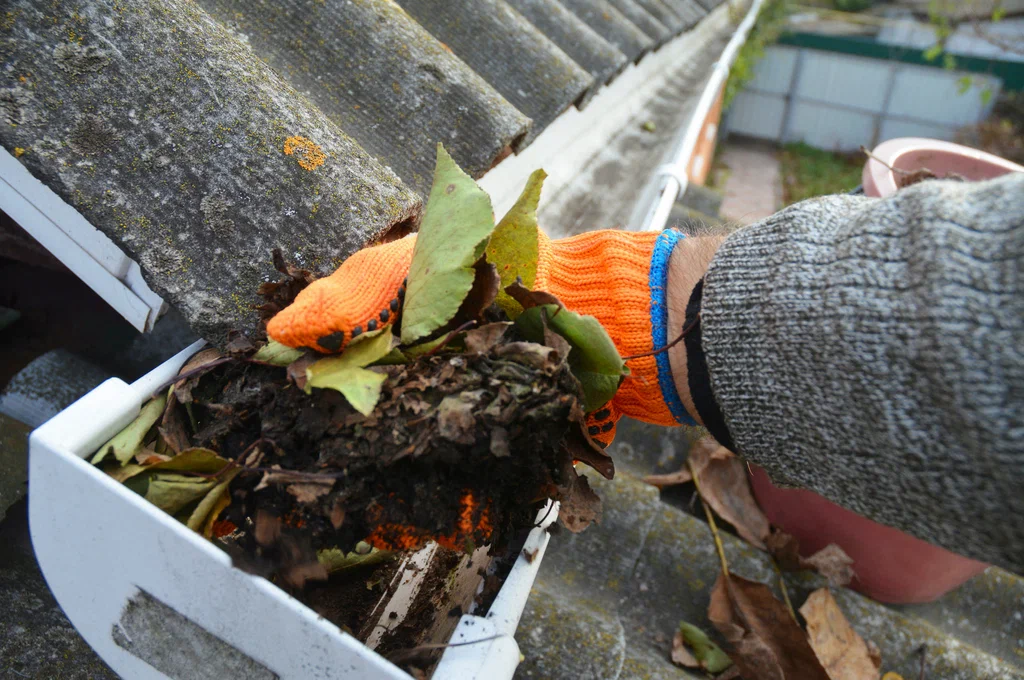 The professionals unclog gutters of leaves, debris, and dirt that would damage your house.